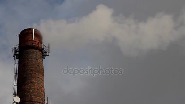 烟囱烟雾在灰色的天空背景 — 图库视频影像