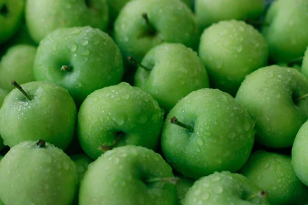 Taze sulu yeşil elma arka planı olarak kullanma