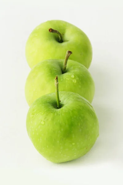 Τρία Μήλα Βρίσκονται Οριζόντια — Φωτογραφία Αρχείου
