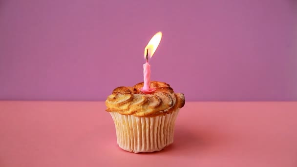 Cupcake Con Una Vela Encendida Para Cumpleaños Video Lapso Tiempo — Vídeos de Stock