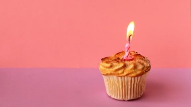 Doğum günü pastası üzerinde bir mum. Zaman atlamalı video