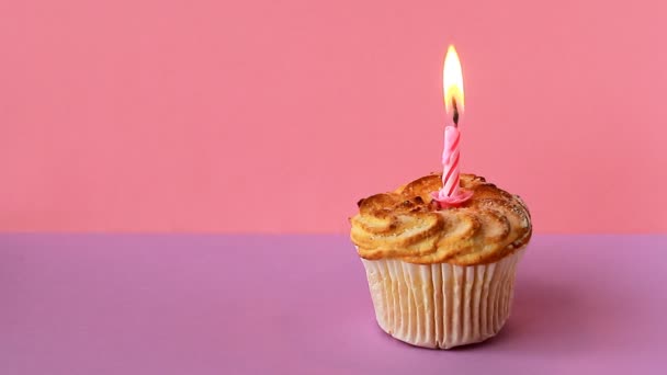 Una Vela Encendida Pastel Cumpleaños — Vídeo de stock