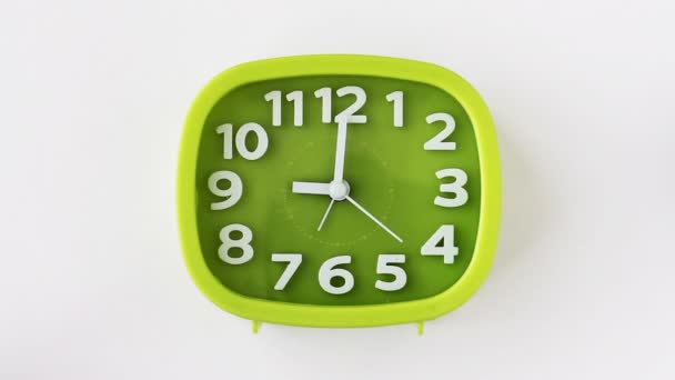 白色背景上有白色数字和箭头的绿色时钟 时间流逝 — 图库视频影像