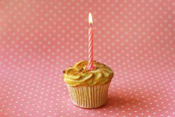 キャンドルを燃やす誕生日ケーキ — ストック写真