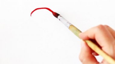 Beyaz zemin üzerine kırmızı sulu boya boyalı kalp