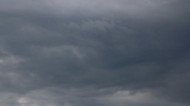 Kara fırtına gökyüzü zaman atlamalı çalıştıran bulutlar