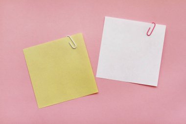 Not kağıtları etiketi ile pembe arka plan üzerinde klipler