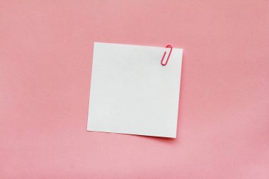 Beyaz Not kağıtları etiket üzerinde açık pembe renkli klibi