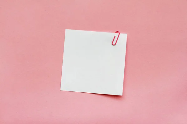 Beyaz Not kağıtları etiket üzerinde açık pembe renkli klibi