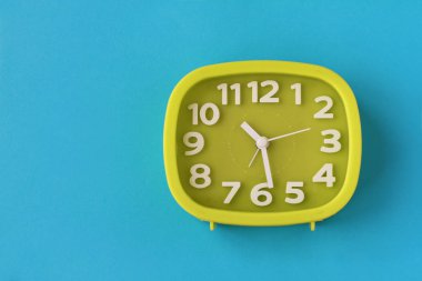 Yeşil Beyaz numaraları ok ve mavi arka plan ile saat