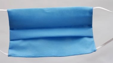 Ağız ve burnu lastik kulaklıklarla kapatmak için tipik 3 katlı tek kullanımlık cerrahi maske. Anti virüs koruması Coronavirus, COVID-19 ve diğer tehlikeli virüsler. Tam HD biçimi