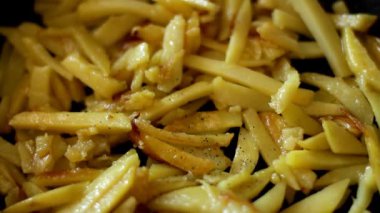 Kızartma tavasında patates kızartması, pişirme yağı ve ev mutfağında karabiber aromalı yemek. Yakın çekim. Seçici odaklanma. Kavram - sağlıksız yemek, fast food