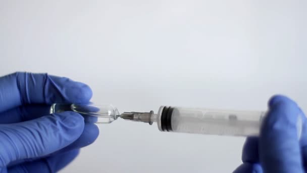 Main Médecin Gant Médical Bleu Obtenant Une Injection Seringue Médicale — Video