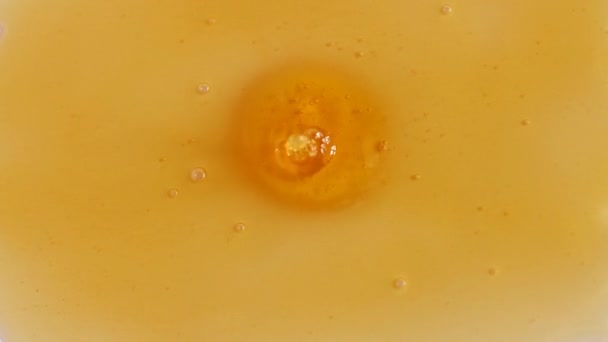 蜂蜜の金色は蜂蜜の完全なフレームに注いでいます 有益なビタミンやミネラルの源 — ストック動画