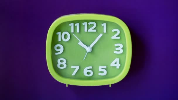 Reloj Verde Con Números Blancos Flechas Aisladas Sobre Fondo Color — Vídeo de stock