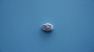 Buruşmuş kare beyaz kareli kareli kağıt tabaka kademeli olarak mavi arka plan görünümlü, Full HD biçiminde. Hareketi durdur