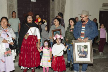 Los Angeles, California / Usa - 30 Ekim 2019: Bir aile, Olvera Caddesi kutlamalarında sevilen birini onurlandırdı
