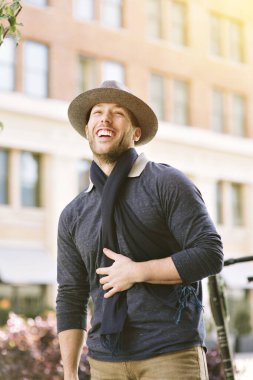 Genç milenyum adamı, şehirde açık havada büyük bir gülümseme sergiliyor - Urban - Moda - Mutlu Duygular
