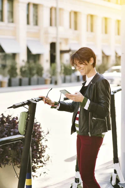 Millennial Woman City Rents Scooter Her Smart Phone Commute Travel — Stock Photo, Image