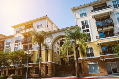 Karışık kullanımlı gayrimenkul binaları, apartmanlar ve iş ofisleri, Palm Trees ve Sky, emlak sınıfı A