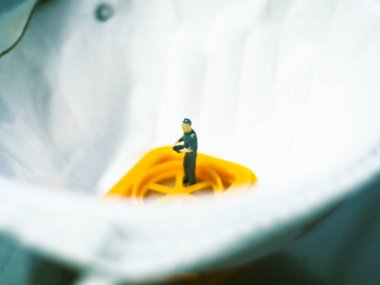 Minyatür insanlar: Maske kalite denetleme ekibi