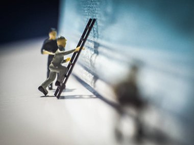 Minyatür insanlar: Maske kalite denetleme ekibi