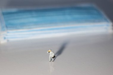 Minyatür insanlar: Maske kalite denetleme ekibi