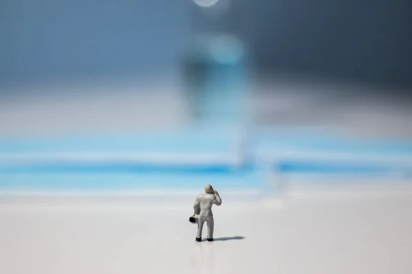 Мініатюрні Люди Команда Перевірки Якості Маски — стокове фото
