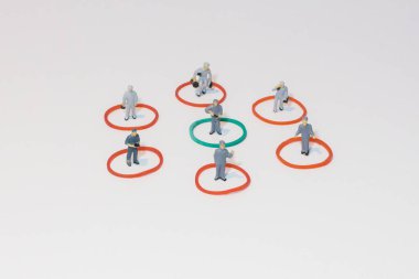 Minyatür insanlar: Sosyal Mesafe Kavramı Coronavirüs Hastalığı (COVID-19). kopyalama alanı ile.