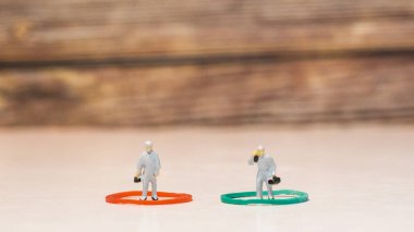 Minyatür insanlar: Sosyal Mesafe Kavramı Coronavirüs Hastalığı (COVID-19). kopyalama alanı ile.