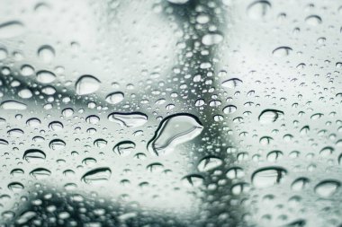 Arabanın sunroof camına su damlaları ve kopyalama alanı. 