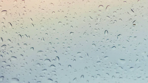 Arabanın sunroof camına su damlaları ve kopyalama alanı. 