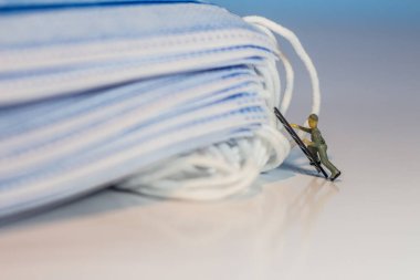 Minyatür insanlar: Maske kalite denetleme ekibi