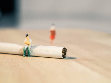 Minyatür insanlar, çiftler sevgilileri, fotokopi çekilen sigaralar yüzünden vazgeçerler.