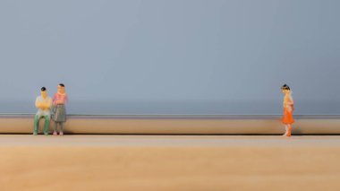 Akıllı telefonun başında oturan minyatür insanlar fotokopi çekiyorlar.