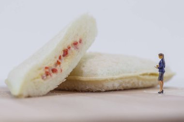 Ton balıklı mayonezi kapat ve beyaz arka planda yengeç saplı mayonez.