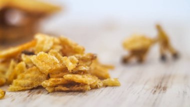 Minyatür insanlar, işçiler beyaz arka planda patates cipsi üretimi üzerinde çalışırlar (gıda konsepti)