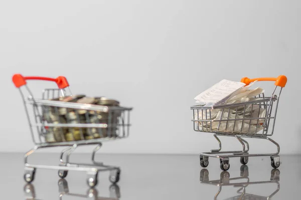 Cerrar Monedas Recibos Papel Mini Carrito Compra Sobre Fondo Blanco — Foto de Stock