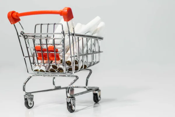 Cerrar Cigarrillo Mini Carrito Compra Sobre Fondo Blanco Con Especificaciones — Foto de Stock