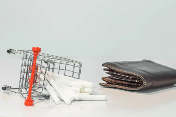 Fermer Cigarette Sur Mini Panier Avec Portefeuille Sur Fond Blanc — Photo