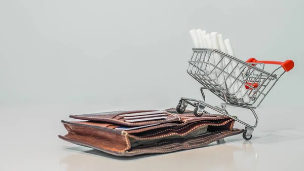 Cerrar Cigarrillo Mini Carrito Compra Con Billetera Sobre Fondo Blanco — Foto de Stock
