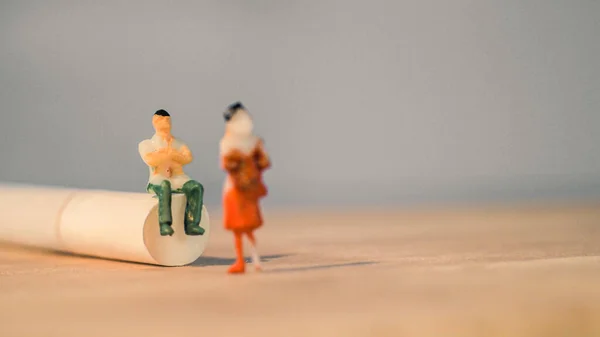 Personnes Miniatures Couples Amoureux Abandonnent Raison Cigarettes Avec Espace Copie — Photo