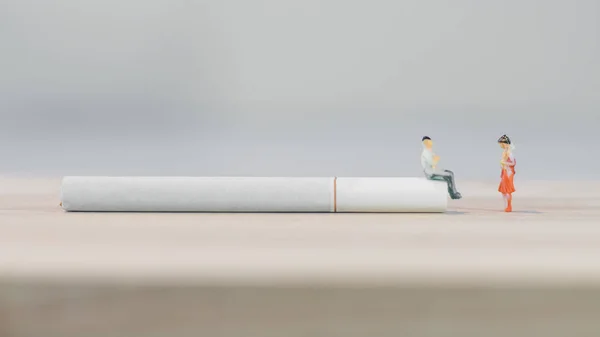 Personas Miniatura Parejas Amantes Renunciar Causa Los Cigarrillos Con Espacio —  Fotos de Stock