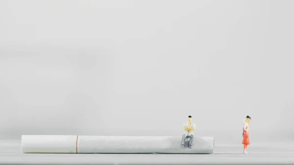 Miniaturmenschen Paare Geben Wegen Zigaretten Mit Kopierplatz Auf — Stockfoto