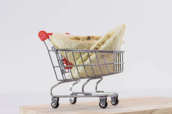 Sandwich Mayonesa Atún Mini Carrito Compra Fondo Blanco Con Espectros — Foto de Stock