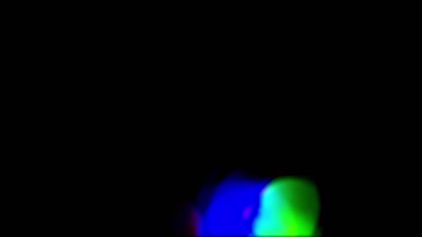 闪光的闪烁着的灯光发出光芒 柔和的彩灯漏水了 屏幕底部的彩色圆圈 一种带有彩色高光的视频片段 可对视频产生覆盖效果 — 图库视频影像