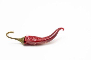 Kırmızı biber. Beyaz arka planda kuru kırmızı biber kabuğu.