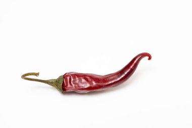 Kırmızı biber. Beyaz arka planda kuru kırmızı biber kabuğu.