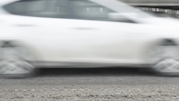 Viel Befahrene Fernstraße Seitenansicht Des Geschäftigen Straßenverkehrs Tagsüber Außerhalb Der — Stockvideo