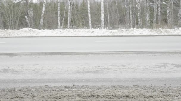 Seitenansicht Des Geschäftigen Straßenverkehrs Tagsüber Außerhalb Der Stadt Schnee Straßenrand — Stockvideo